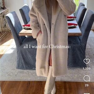 Chic Faux Fur Coat in Cream